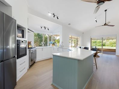 11 Wolfe Road, Oakford WA 6121