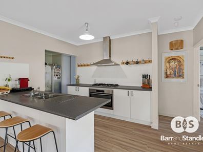 8 Merton Avenue, College Grove WA 6230