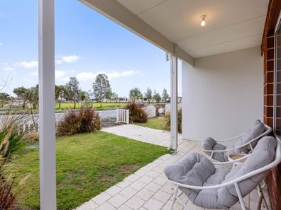 4 Lyndhurst Street, Ellenbrook WA 6069