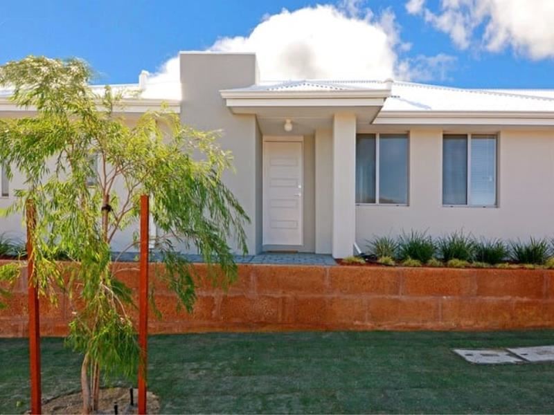 4/2 Redheart Road, Carramar