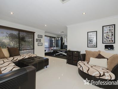12 Bluejay Close, Woodvale WA 6026