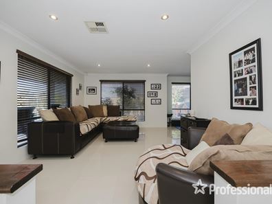 12 Bluejay Close, Woodvale WA 6026