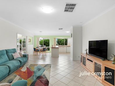 10 Duart Pass, Kinross WA 6028