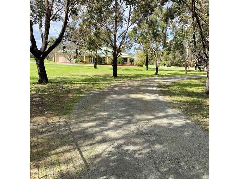 8 Meadows Way, Oakford