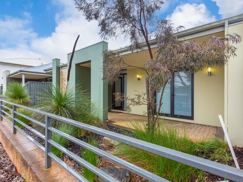 11 Regatta Boulevard, Champion Lakes WA 6111