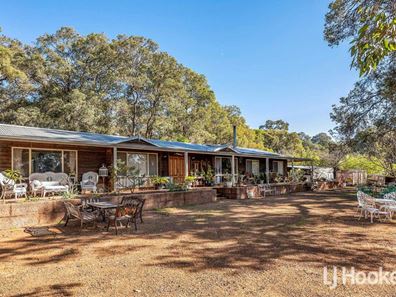 135 Palmateer Drive, Bickley WA 6076