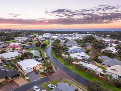 1 Amberley Loop, Dunsborough WA 6281