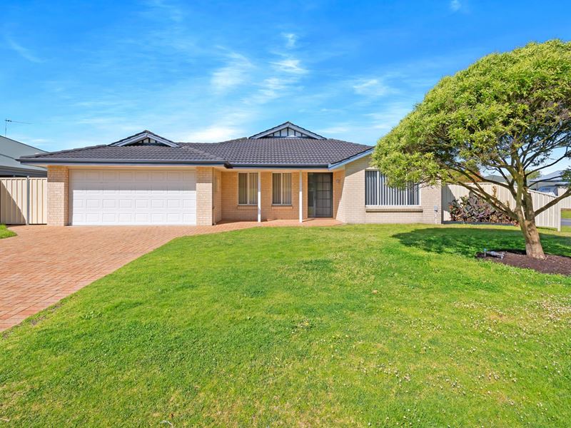 12 Lakeside Drive, Mckail WA 6330