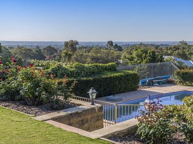 8B Simeon Close, Kalamunda WA 6076