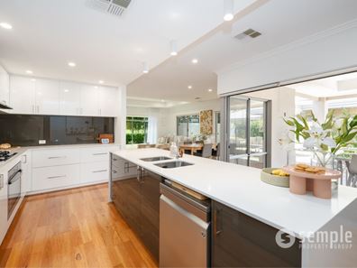 7 Albion Avenue, Lake Coogee WA 6166
