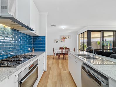 21 Clarendon Circuit, Lakelands WA 6180