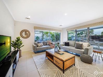 8 Barrow Crescent, North Coogee WA 6163