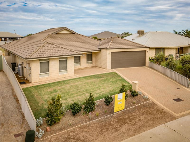 17 Hillview Drive, Drummond Cove WA 6532