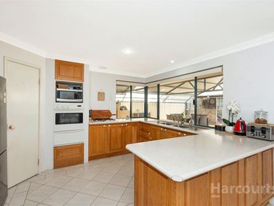 4 Castilloa Court, Halls Head WA 6210