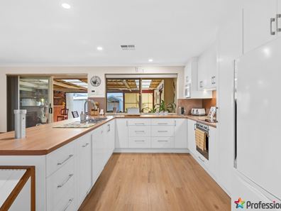 6 Qualup Court, Halls Head WA 6210