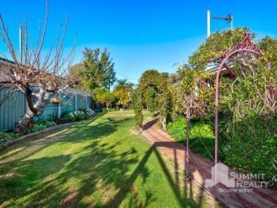12 Dunbarton Way, Withers WA 6230
