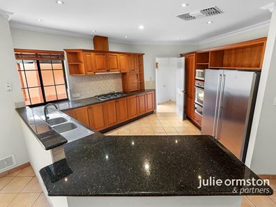 10 Montash Retreat, Woodvale WA 6026