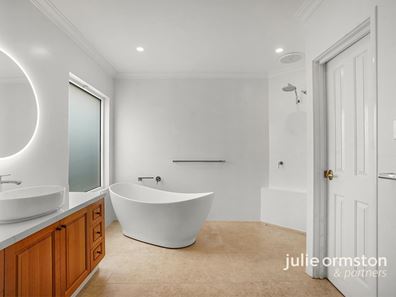 10 Montash Retreat, Woodvale WA 6026