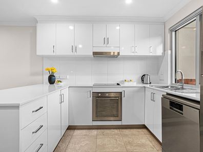 9/70 West Churchill Avenue, Lake Coogee WA 6166