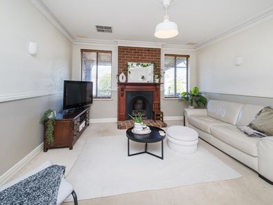 8 Foreshore Entrance, Wilson WA 6107