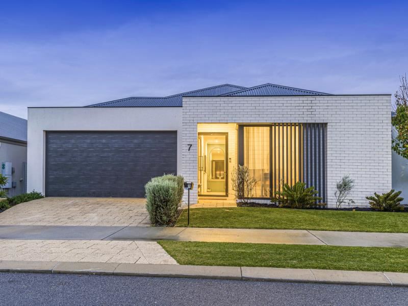 7 Barracoota Loop, Lakelands WA 6180