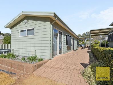 8 Flora Terrace, Lesmurdie WA 6076