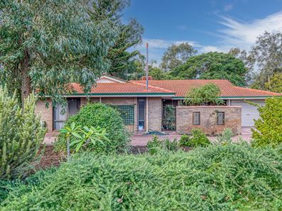 4 Lachlan Road, Thornlie WA 6108