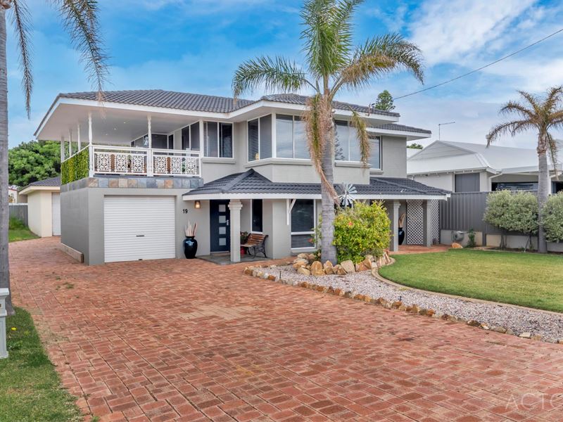 19 Gallop Street, Halls Head WA 6210
