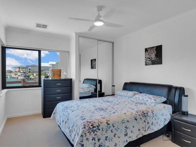 4/3 Piccolo Place, Halls Head WA 6210