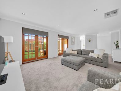 37 Hollins Bend, Madeley WA 6065