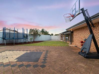 9 Rockbank Place, Kiara WA 6054
