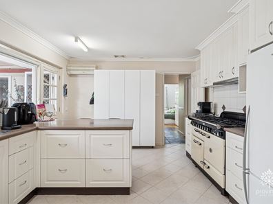 8 James Road, Kalamunda WA 6076