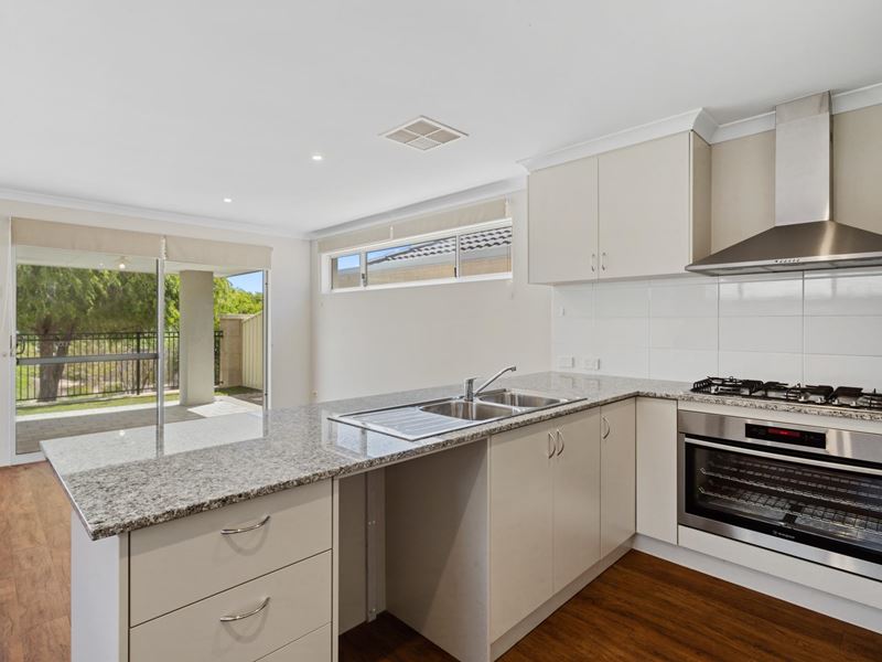 17 Benalla Way, Lakelands