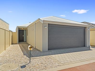 17 Benalla Way, Lakelands WA 6180