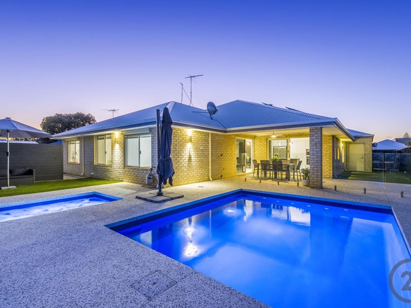 247 Peelwood Parade, Halls Head WA 6210