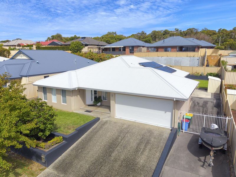 4 Pyrus Gardens, Yakamia