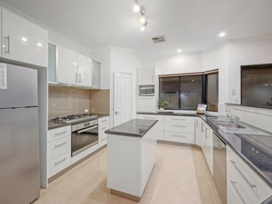 30 Success Crescent, Salter Point WA 6152
