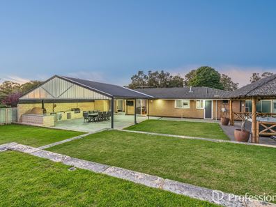 11 Nicholson Crescent, Lesmurdie WA 6076