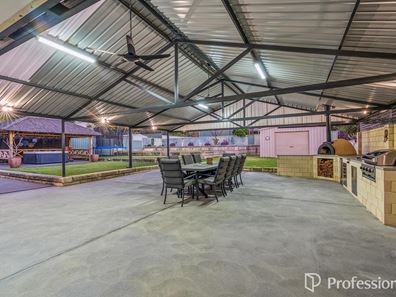 11 Nicholson Crescent, Lesmurdie WA 6076