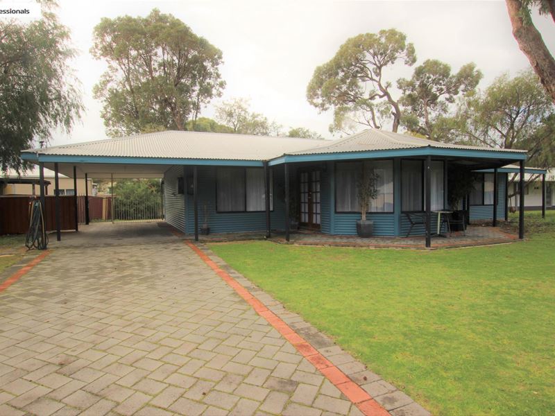 4 CLIFTON COURT, Preston Beach