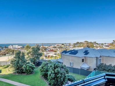 15/6A Valley Road, Halls Head WA 6210