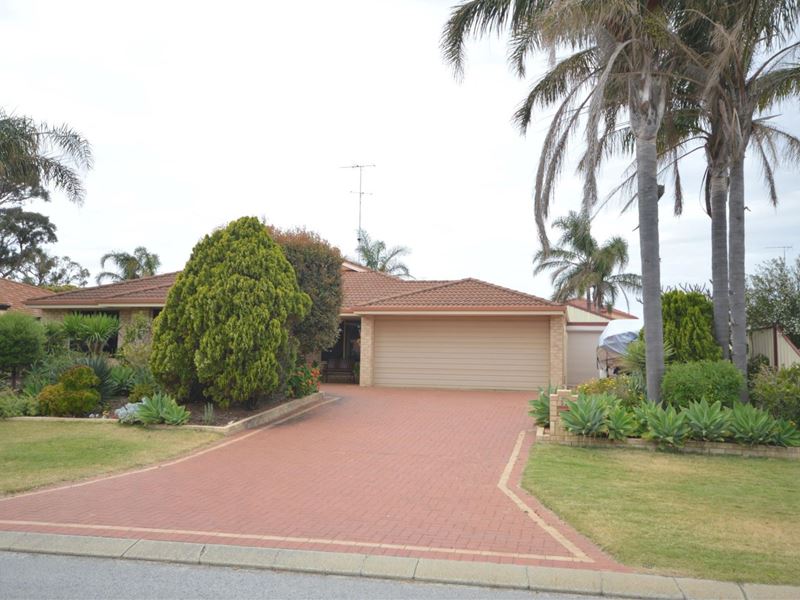 52 Floribunda Avenue, Halls Head WA 6210