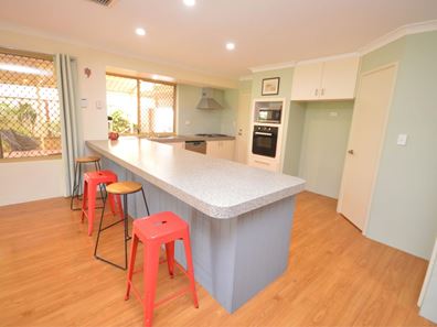 52 Floribunda Avenue, Halls Head WA 6210