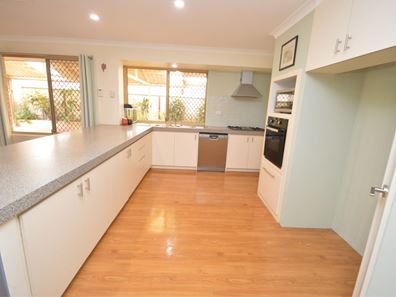 52 Floribunda Avenue, Halls Head WA 6210