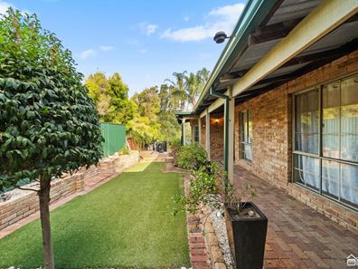 70 Amethyst Crescent, Mount Richon WA 6112