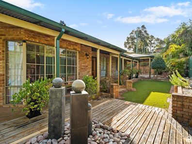 70 Amethyst Crescent, Mount Richon WA 6112