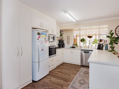32 Whidby Street, Orana WA 6330