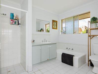 32 Whidby Street, Orana WA 6330
