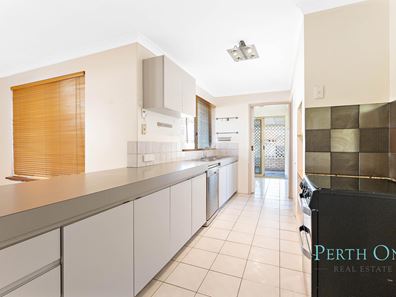 122 Forest Lakes Dr, Thornlie WA 6108