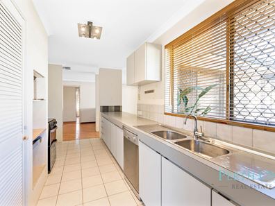 122 Forest Lakes Dr, Thornlie WA 6108